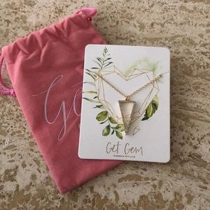 5/$30 NWT Gold triangle necklace 💎